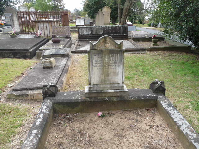 Grave of William Jasper Reynolds and wife Mary
